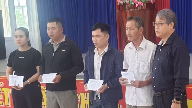 Bí thư Huyện ủy Núi Thành Văn Anh Tuấn trao tiền hỗ trợ, chia sẻ và động viên các gia đình có ngư dân gặp nạn trên biển.