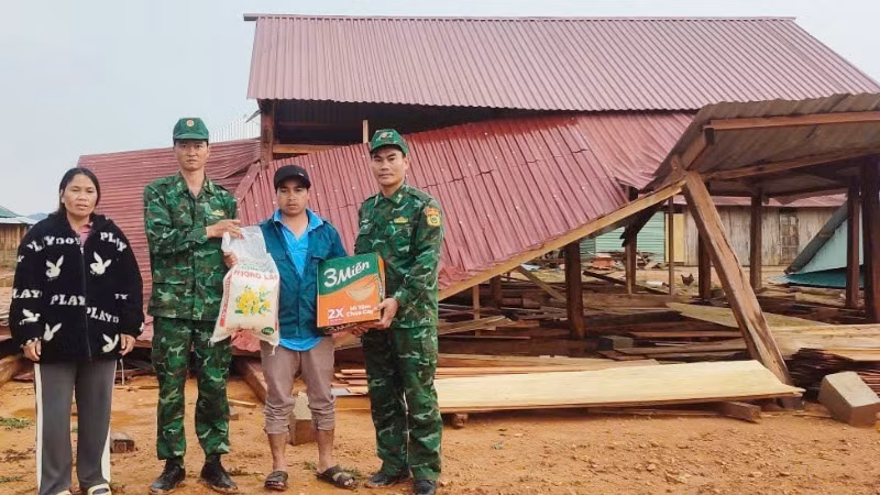 Cán bộ Đồn Biên phòng Ga Ry đã hỗ trợ người dân thôn Da’ding bị thiệt hại nặng do mưa gió gây ra.