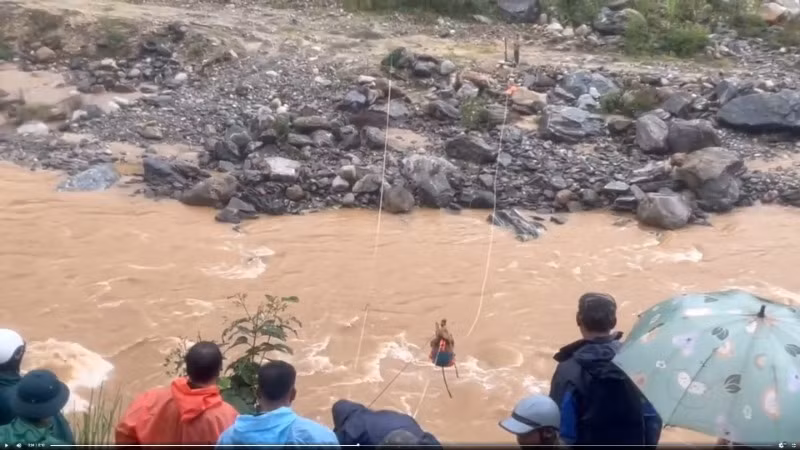 Lực lượng chức năng dùng ròng rọc giải cứu người dân bị cô lập giữa sông