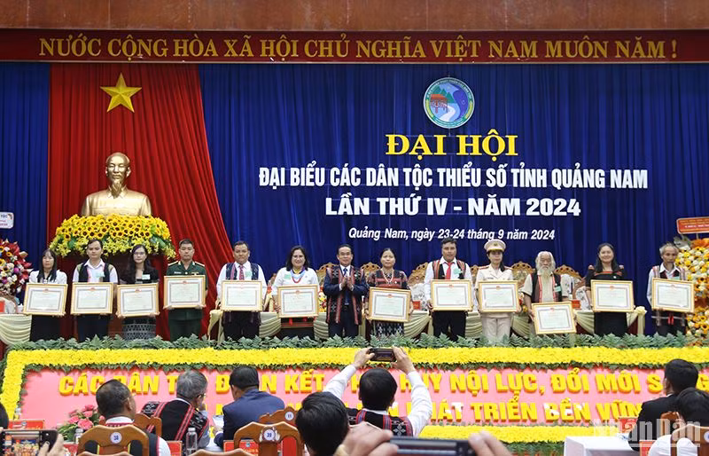 Phó Chủ tịch Ủy ban nhân dân tỉnh Trần Anh Tuấn trao Bằng khen của Ủy ban nhân dân tỉnh tặng các tập thể, cá nhân tiêu biểu trong thực hiện công tác dân tộc, chính sách dân tộc giai đoạn 2019-2024