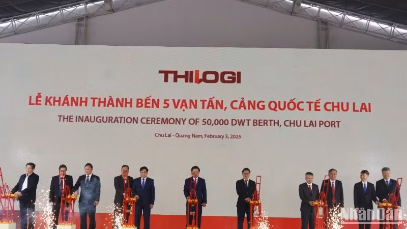 Lãnh đạo tỉnh Quảng Nam thực hiện nghi thức khánh thành Dự án mở rộng và nâng cấp bến cảng Chu Lai