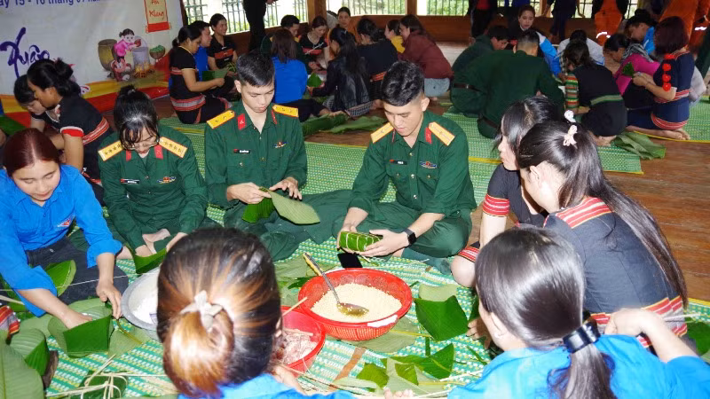 Cùng với trao quà Tết, khám bệnh, cấp thuốc cho người dân, còn diễn ra thi gói và nấu bánh chưng đón Tết.