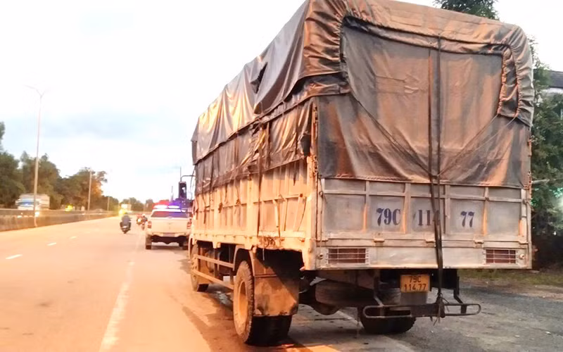 Phòng Cảnh sát giao thông Công an tỉnh Quảng Nam bàn giao phương tiện gây tai nạn cho Công an huyện Hiệp Đức giải quyết theo thẩm quyền.