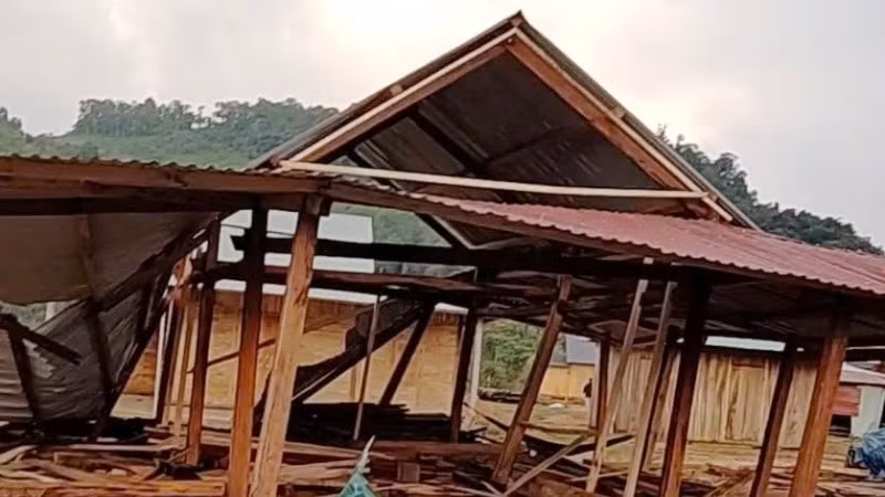 Một nhà dân tại thôn Da'ding bị hư hỏng do mưa đá và gió mạnh.