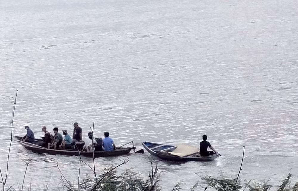 Lực lượng chức năng và người dân địa phương tổ chức tìm kiếm nạn nhân mất tích trên sông Vu Gia.