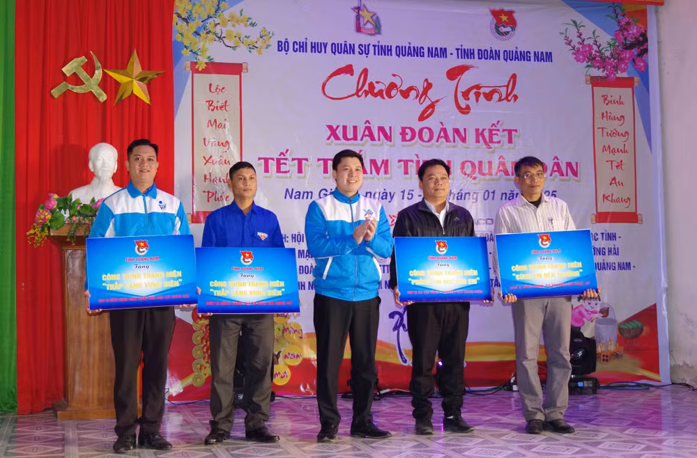 Đại diện Tỉnh đoàn Quảng Nam trao tặng công trình thắp sáng vùng quê bằng năng lượng mặt trời.