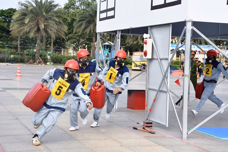 Các đội tham gia phần thi thực hành tổ chức chữa cháy; kỹ năng sử dụng công cụ chữa cháy, bình cứu hỏa.