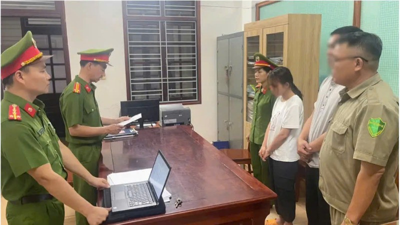 Công an tạm giữ hình sự bà N.N.U.L. để điều tra về hành vi hành hạ người khác.