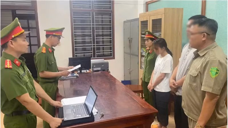 Công an tạm giữ hình sự bà N.N.U.L. để điều tra về hành vi hành hạ người khác.