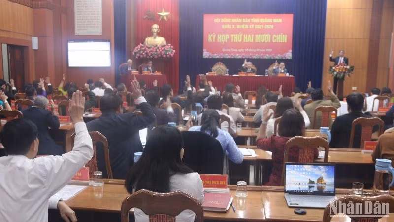 Các đại biểu Hội đồng nhân dân tỉnh Quảng Nam biểu quyết thông qua 6 nghị quyết quan trọng.