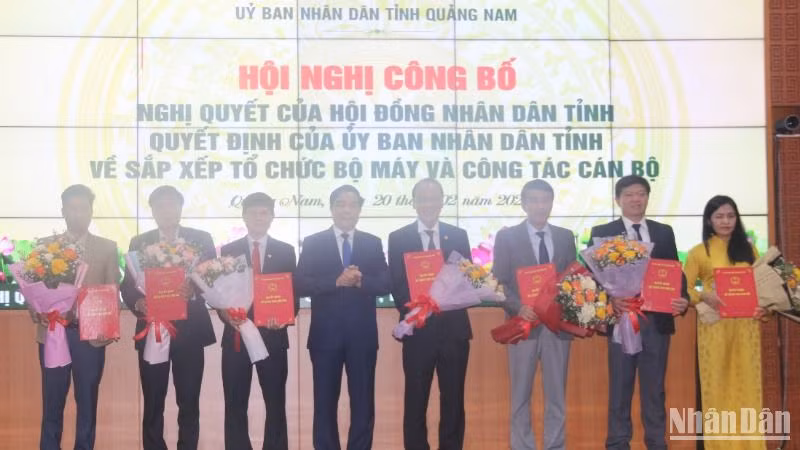 Chủ tịch Ủy ban nhân dân tỉnh Lê Văn Dũng trao quyết định và hoa tặng Giám đốc và các Phó Giám đốc Ban Quản lý dự án đầu tư xây dựng tỉnh.