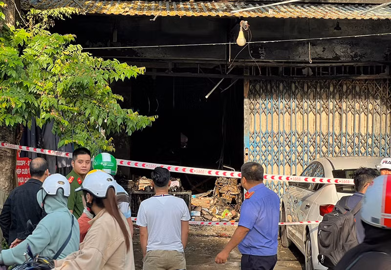 Lực lượng chức năng phong tỏa hiện trường vụ cháy.