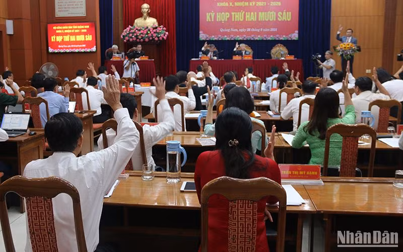 Các đại biểu Hội đồng nhân dân tỉnh biểu quyết thông qua 17 nghị quyết quan trọng