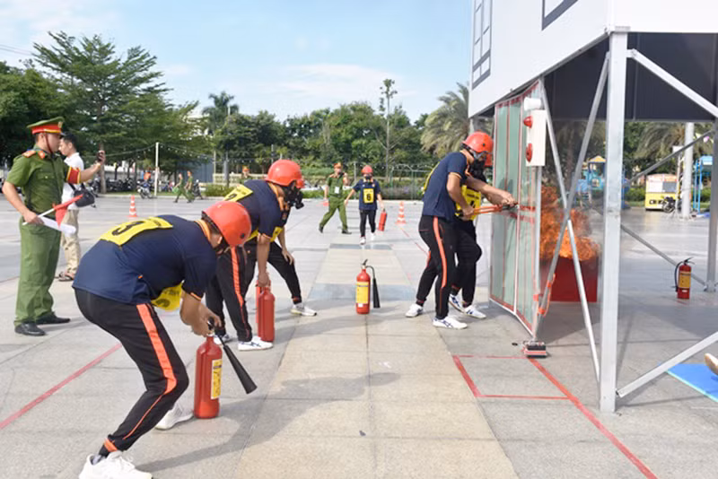 Phần thi thực hành nghiệp vụ chữa cháy và cứu nạn cứu hộ.