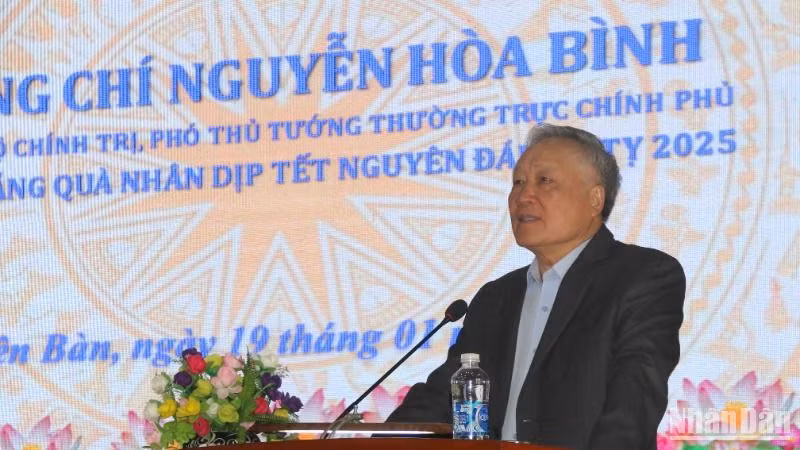 Phó Thủ tướng Thường trực Chính phủ Nguyễn Hòa Bình phát biểu tại buổi trao quà Tết tại thị xã Điện Bàn.