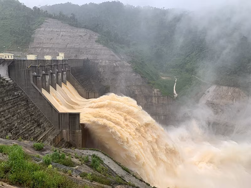 Nhà máy Thủy điện Sông Bung 4 vận hành hạ thấp mực nước hồ để đón lũ.