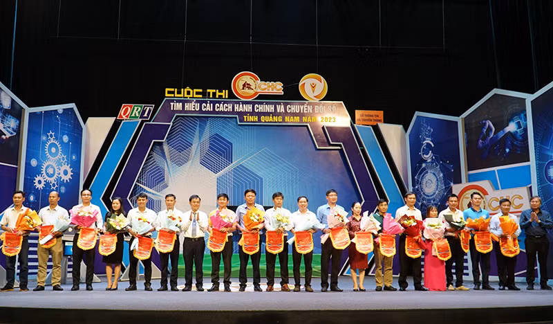 Ban Tổ chức tặng hoa, cờ lưu niệm cho 18 đội tham gia dự thi.