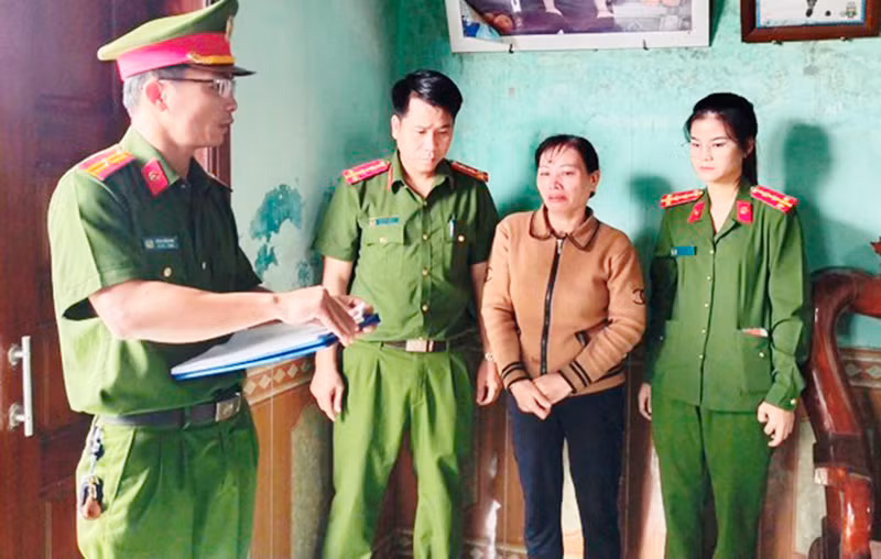 Công an tống đạt quyết định khởi tố vụ án, khởi tố bị can và bắt tạm giam bà Lê Thị Cúc về tội lừa đảo chiếm đoạt tài sản.