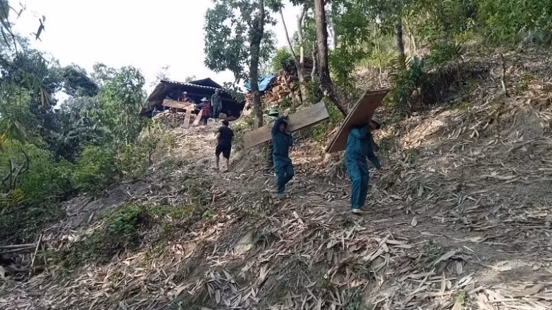 Dân quân tự vệ và cán bộ, chiến sĩ các lực lượng tại huyện Tủa Chùa giúp các gia đình tại cụm dân cư Háng Khúa, thôn Páo Tỉnh Làng, xã Tả Sìn Thàng di chuyển nhà cửa, tài sản khỏi vùng nguy cơ sạt lở.