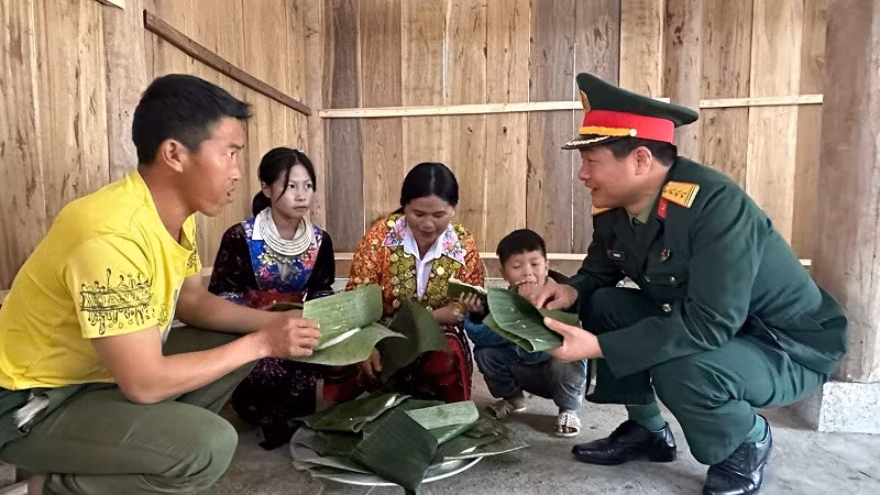 Cán bộ thuộc Bộ Chỉ huy quân sự tỉnh Điện Biên thăm hỏi, động viên người dân bị ảnh hưởng ở vùng lũ quét Mường Pồn.