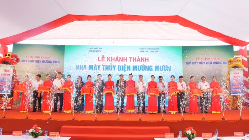 Các đồng chí lãnh đạo Tỉnh ủy, Hội đồng nhân dân, Ủy ban nhân dân tỉnh Điện Biên và đại diện chủ đầu tư cắt băng khánh thành, đưa nhà máy thủy điện Mường Mươn vào khai thác.