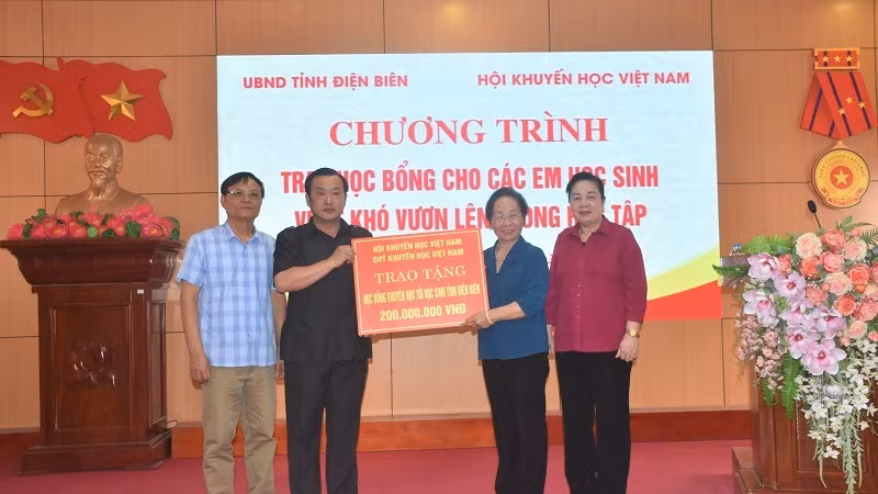 Đồng chí Nguyễn Thị Doan trao biển tượng trưng hỗ trợ học bổng cho học sinh tỉnh Điện Biên.