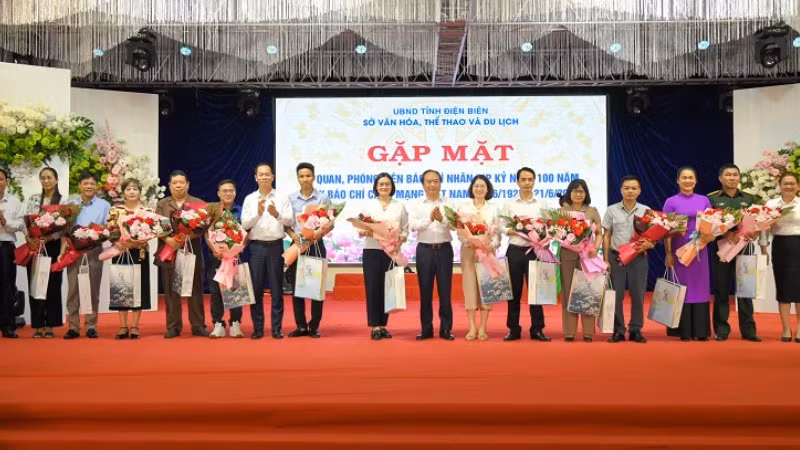 Các đồng chí lãnh đạo Sở Văn hóa, Thể thao và Du lịch Điện Biên tặng quà, tri ân phóng viên các cơ quan báo chí. 