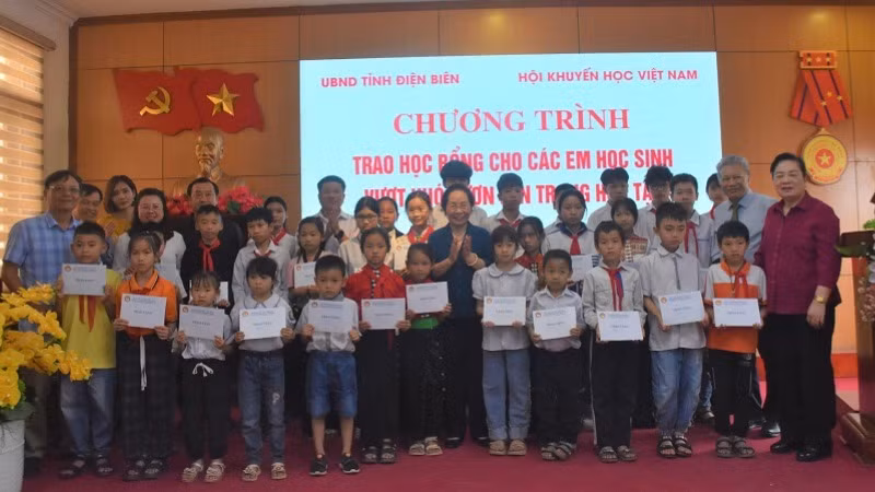 Đồng chí Nguyễn Thị Doan và thành viên Đoàn công tác trao học bổng cho các cháu học sinh nghèo vượt khó tỉnh Điện Biên.