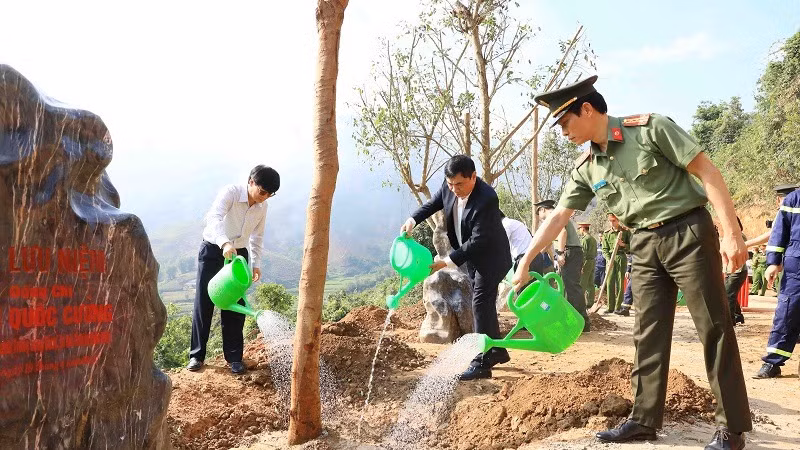 Đồng chí Trần Quốc Cường, Bí thư Tỉnh ủy Điện Biên cùng Đại tá Ngô Thanh Bình, Giám đốc Công an tỉnh trồng cây trong khuôn viên khu tưởng niệm.