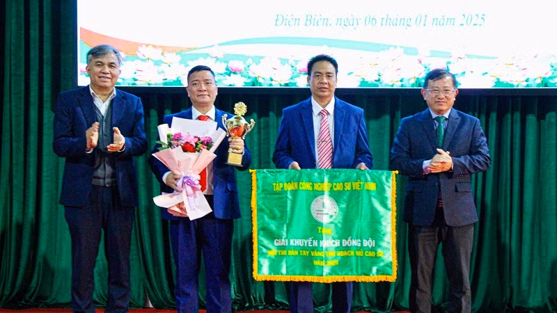 Ông Lò Văn Tiến (đầu tiên bên trái), Phó Chủ tịch Ủy ban nhân dân tỉnh Điện Biên và ông Huỳnh Kim Nhựt, Phó Tổng giám đốc, Chủ tịch Công đoàn Tập đoàn Công nghiệp cao-su Việt Nam, trao giải Khuyến khích đồng đội cuộc thi "Bàn tay vàng" cho Công ty cổ phần cao-su Điện Biên.
