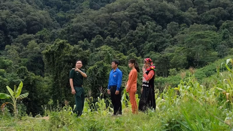 Cán bộ Tổ công tác tại bản Tả Ló San hướng dẫn nhân dân thực hiện các biện pháp bảo vệ rừng.