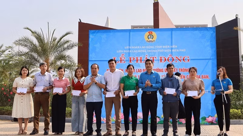 Đại diện lãnh đạo Thành ủy Điện Biên Phủ và lãnh đạo Liên đoàn Lao động tỉnh Điện Biên trao quà động viên công nhân, người lao động.
