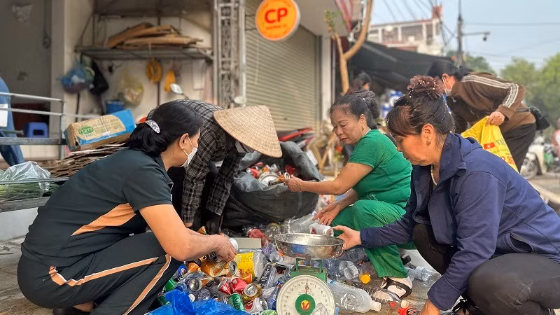 Hội viên phụ nữ phường Mường Thanh, thành phố Điện Biên Phủ thực hiện thu gom, phân loại rác để giữ gìn vệ sinh môi trường.