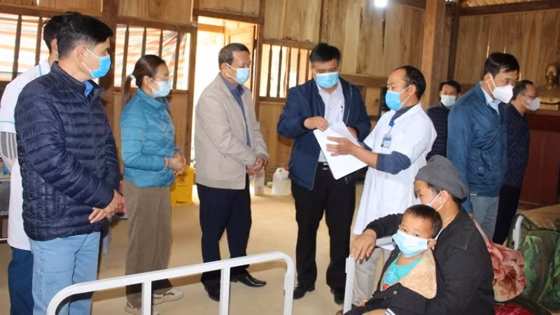 Lãnh đạo Sở Y tế Điện Biên kiểm tra công tác khoanh vùng, khống chế dịch sởi tại xã Pú Xi, huyện Tuần Giáo.