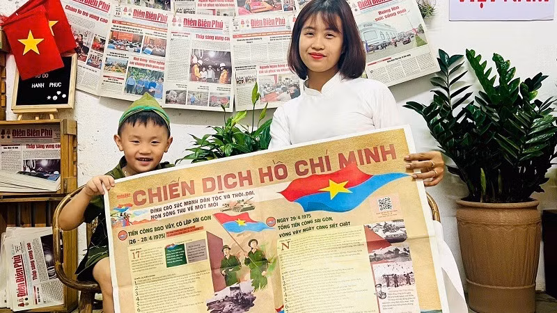 Rất nhiều cháu thiếu nhi vui mừng khi được bố mẹ, ông bà cho xem video các trận chiến trong Chiến dịch Hồ Chí Minh trên phụ san đặc biệt kỷ niệm 50 năm Ngày Giải phóng miền nam, thống nhất đất nước.