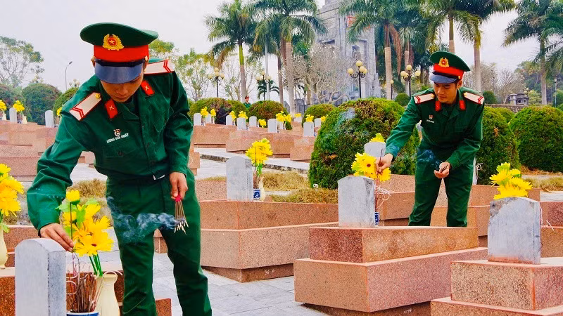 Kính cẩn dâng hương trên từng phần mộ liệt sĩ tại Nghĩa trang liệt sĩ Tông Khao.