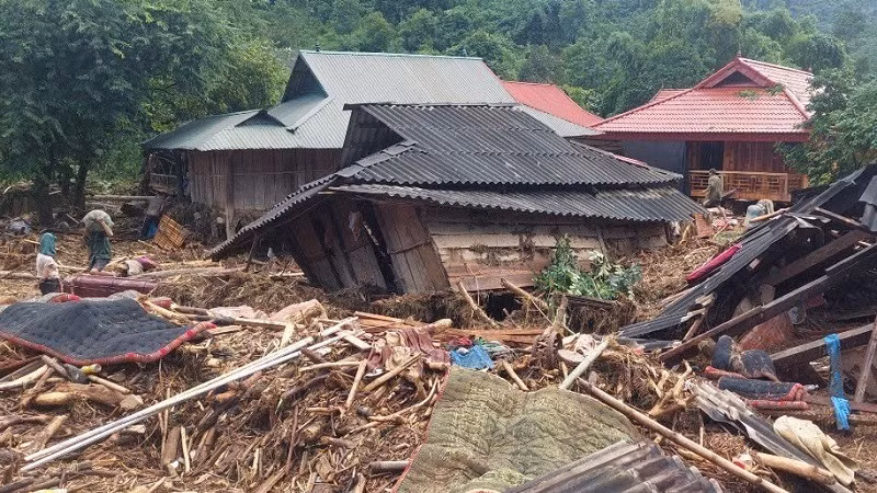 Lũ quét tràn về xã Mường Pồn, huyện Điện Biên vào rạng sáng ngày 25/7/2024 làm hàng trăm ngôi nhà của người dân bị đổ sập, hư hỏng phải di dời khẩn cấp. 