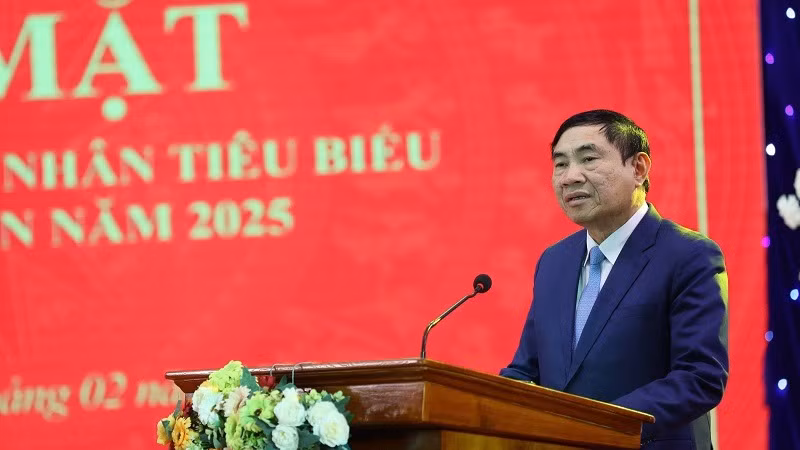 Bí thư Tỉnh ủy Điện Biên Trần Quốc Cường ghi nhận đóng góp của văn nghệ sĩ, nghệ nhân tiêu biểu tỉnh Điện Biên trong thực hiện các phong trào thi đua yêu nước, thi đua phát triển kinh tế, xây dựng quê hương...