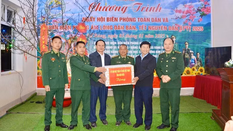 Lãnh đạo Ủy ban Mặt trận Tổ quốc Việt Nam tỉnh Điện Biên trao quà, động viên cán bộ chiến sĩ Đồn Biên phòng Nà Bủng.
