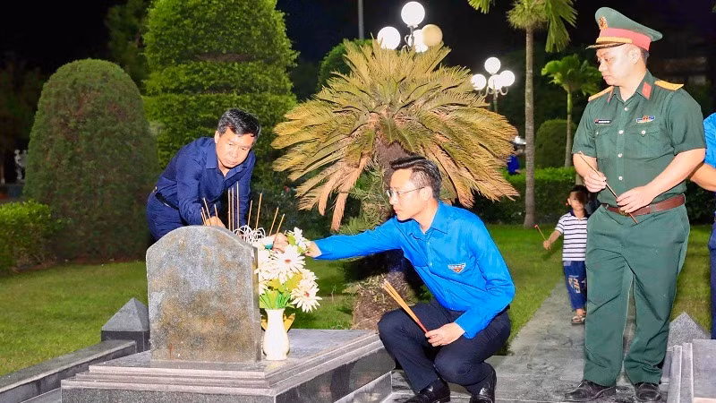 Anh Đặng Thành Huy, Bí thư Tỉnh đoàn Điện Biên dâng hương trên từng phần mộ liệt sĩ tại Nghĩa trang liệt sĩ A1.
