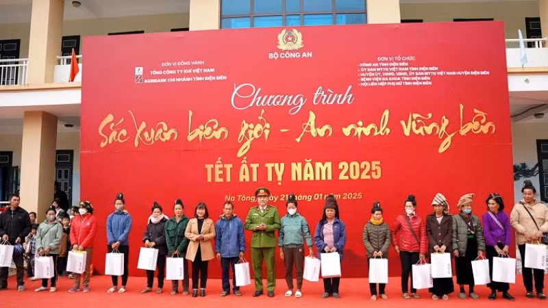 Đại tá Phạm Trường Giang, Phó giám đốc Công an tỉnh Điện Biên trao quà tặng các hộ nghèo ở xã Na Tông.