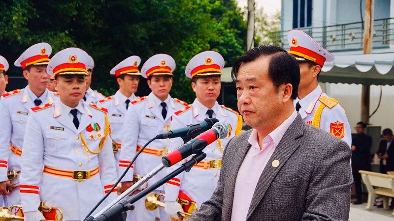 Đồng chí Vừ A Bằng, Phó Chủ tịch Ủy ban nhân dân tỉnh Điện Biên xúc động đọc điếu văn truy điệu các liệt sĩ tại Nghĩa trang liệt sĩ Tông Khao, tỉnh Điện Biên.