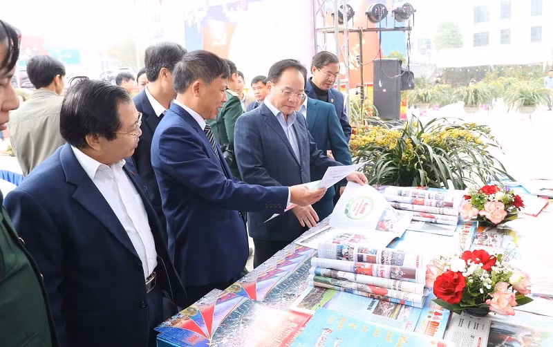 Đại biểu tham quan các gian trưng bày báo.