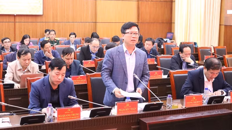 Đồng chí Phạm Đức Toàn, Ủy viên Ban Thường vụ Tỉnh ủy, Phó Chủ tịch Thường trực Ủy ban nhân dân tỉnh Điện Biên, thông tin kết quả thực hiện các chính sách hỗ trợ nhà ở cho hộ nghèo, gia đình chính sách tại tỉnh Điện Biên trong những năm qua. (Ảnh: LÊ LAN)