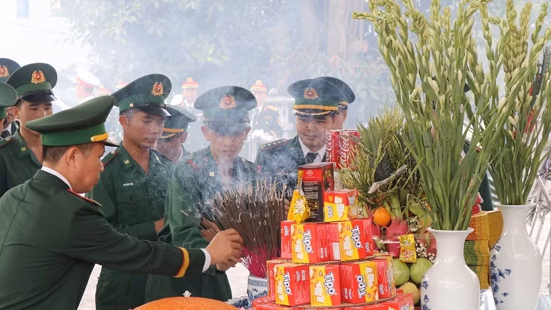 Cán bộ, chiến sĩ các lực lượng vũ trang tỉnh Điện Biên thành kính dâng hương viếng các Anh hùng liệt sĩ.