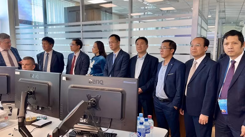 Đồng chí Lê Thành Đô, Chủ tịch Ủy ban nhân dân tỉnh và Đoàn công tác tham quan tại Trung tâm Giám sát và Bảo an thành phố Saint Petersburg. (Ảnh: HẢI HÀ)