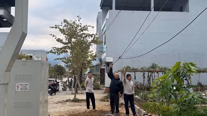 Đường dây điện do các gia đình tự bắc thòng lọng nguy hiểm ngay cạnh công trình điện ngầm được xây dựng hiện đại.