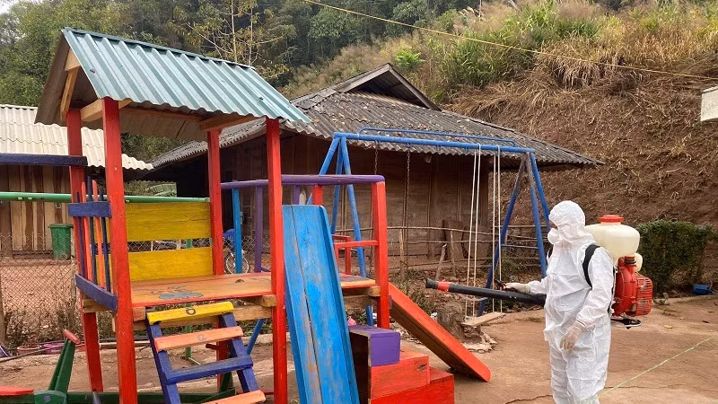 Cán bộ y tế Nậm Pồ tiến hành phun khử khuẩn các điểm trường mầm non trên địa bàn đã ghi nhận có học sinh mắc bệnh sởi.