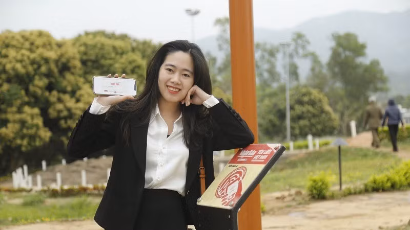 Chị Mai Hải Yến chia sẻ khoảnh khắc truy cập thông tin điểm đến tại bảng gắn chíp NFC thuộc dự án "Yêu lắm Việt Nam" do Báo Nhân Dân thực hiện. 