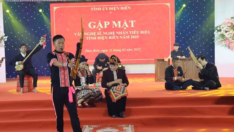 Các nghệ nhân tiêu biểu trong các dân tộc thiểu số tỉnh Điện Biên trình diễn các tiết mục của dân tộc.